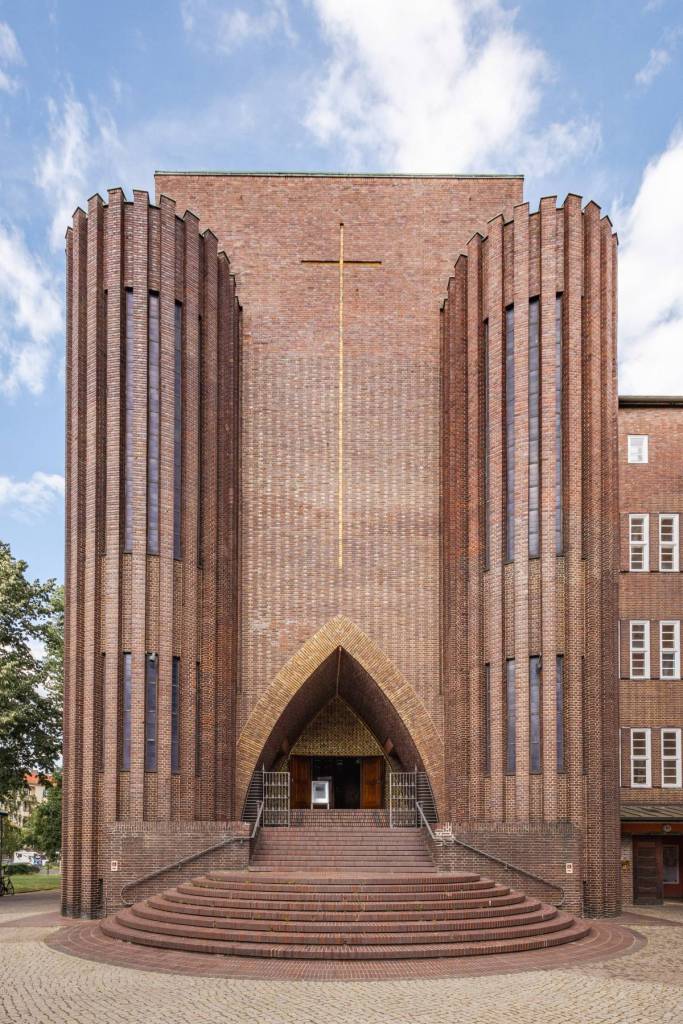 Die Kirche am Hohenzollernplatz oder im Volksmund das "Kraftwerk Gottes"