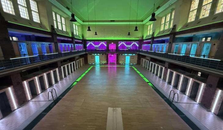 Zwei Schwimmhallen, ein Lichtermeer: LICHTenberg lässt euch diesen Herbst auf neue spektakuläre Weise in das fast 100 Jahre alte, verlassene Hubertusbad eintauchen