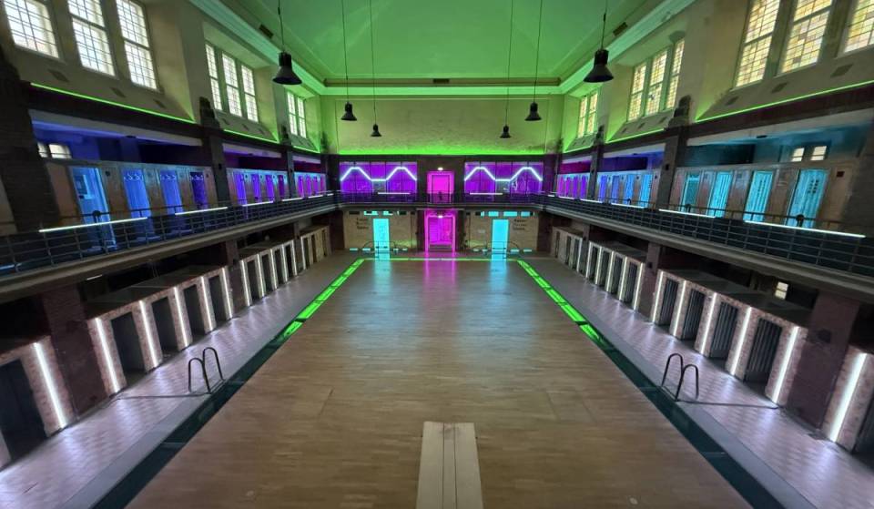 Zwei Schwimmhallen, ein Lichtermeer: LICHTenberg lässt euch diesen Herbst auf neue spektakuläre Weise in das fast 100 Jahre alte, verlassene Hubertusbad eintauchen