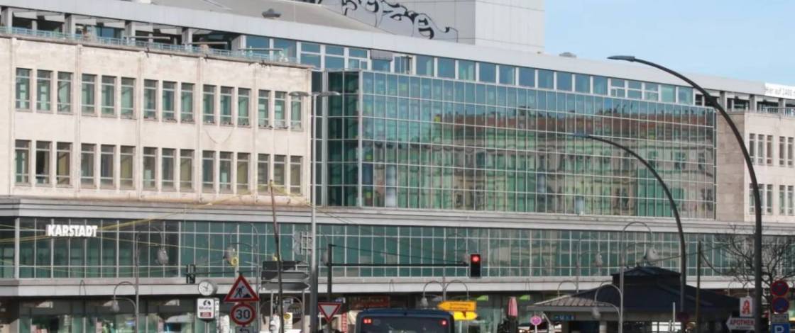 En 1929, con 24 escaleras mecánicas, un jardín en la azotea de 4.000 m² y 8 montacargas para camiones, era el centro comercial más grande de la República de Weimar.