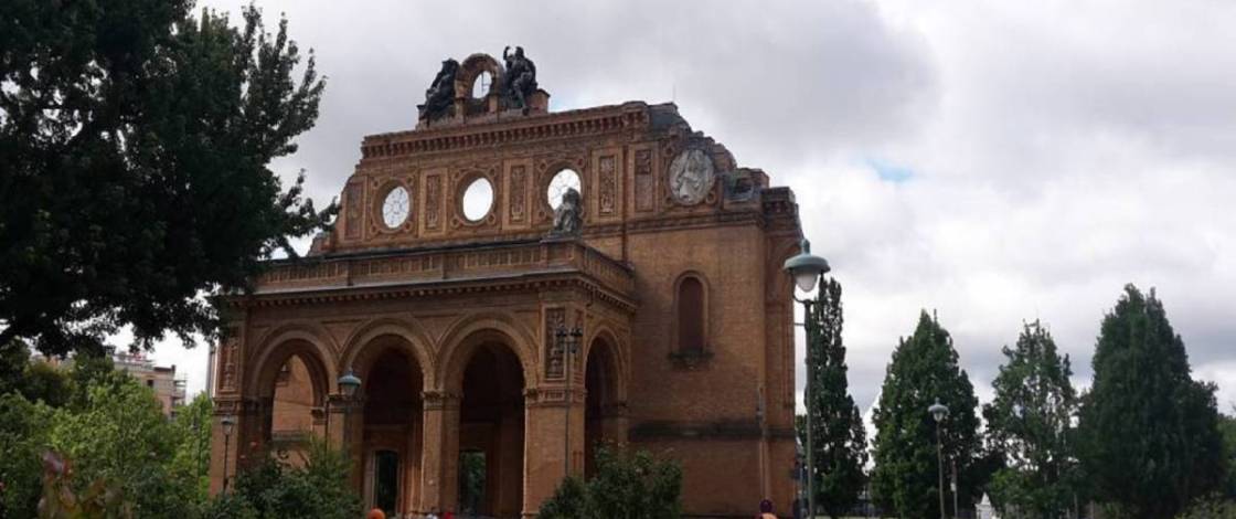 En 1880, Berlín inauguró la estación de tren más grande de Europa continental; 80 años después, se derribó casi todo el edificio y hoy solo se conserva la entrada