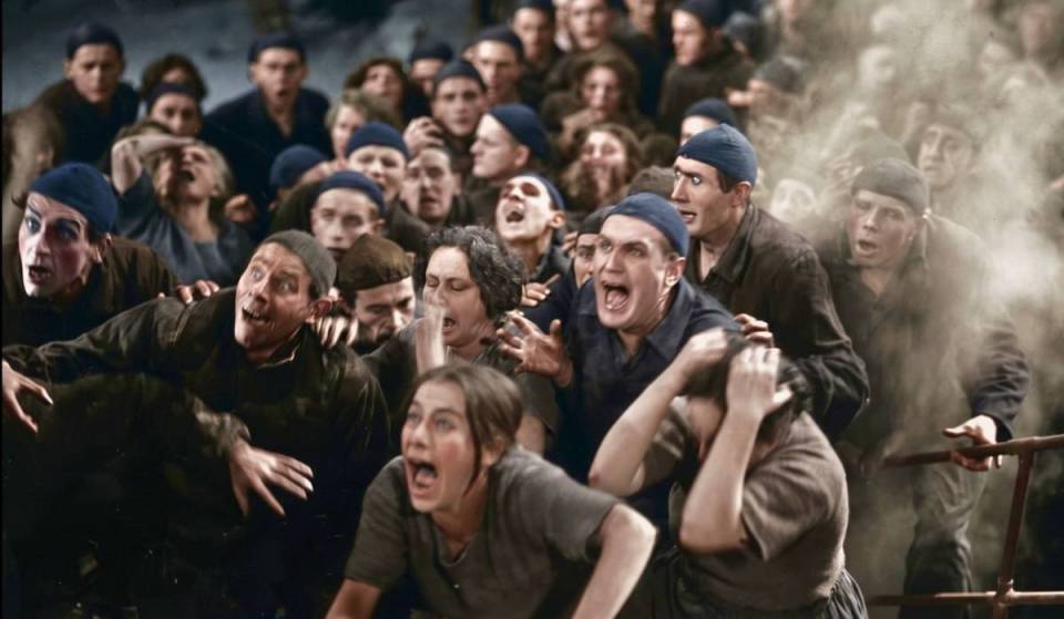 Dieser Deutsche Film mit 36.000 Komparsen aus dem Jahr 1926 spielt 100 Jahre in der Zukunft. Seine Prognose für 2026 trifft unsere Realität erschreckend genau
