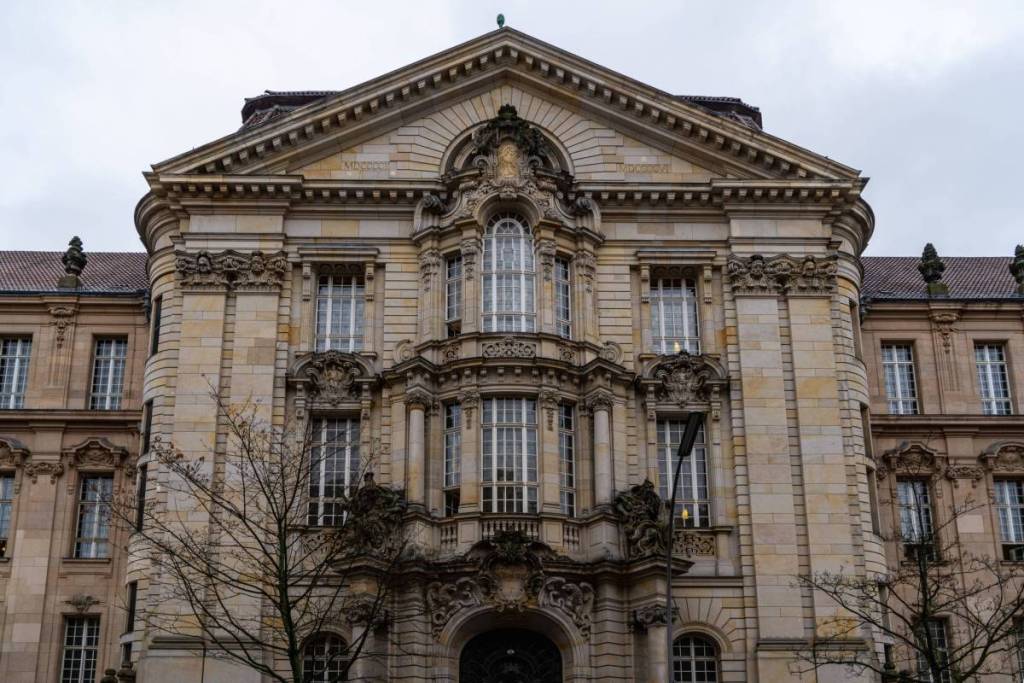 Der Haupteingang der Kriminalgerichts Moabit in Berlin