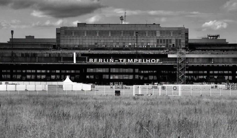 Genau heute vor 103 Jahren, am 8. Oktober 1923, eröffnete der Flughafen Tempelhof als schlichtes Flugfeld – seit 2010 ist das Gelände eine riesige Erholungsfläche für alle Berliner:innen