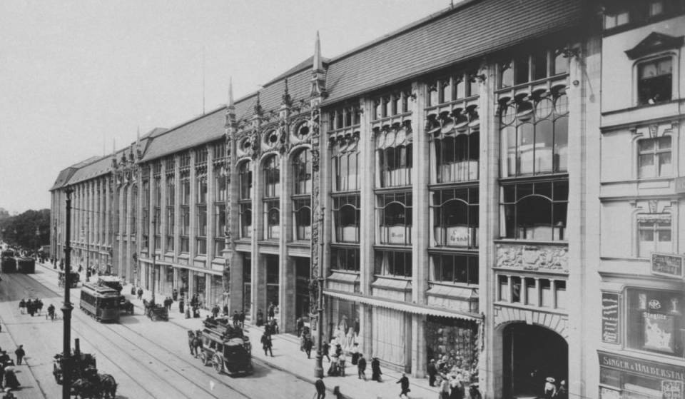 1906 stand hier Europas größtes Warenhaus mit 112.000 m² – 120 Jahre später befindet sich am Berliner Standort eine Shoppingmall mit legendärer Techno-Vergangenheit
