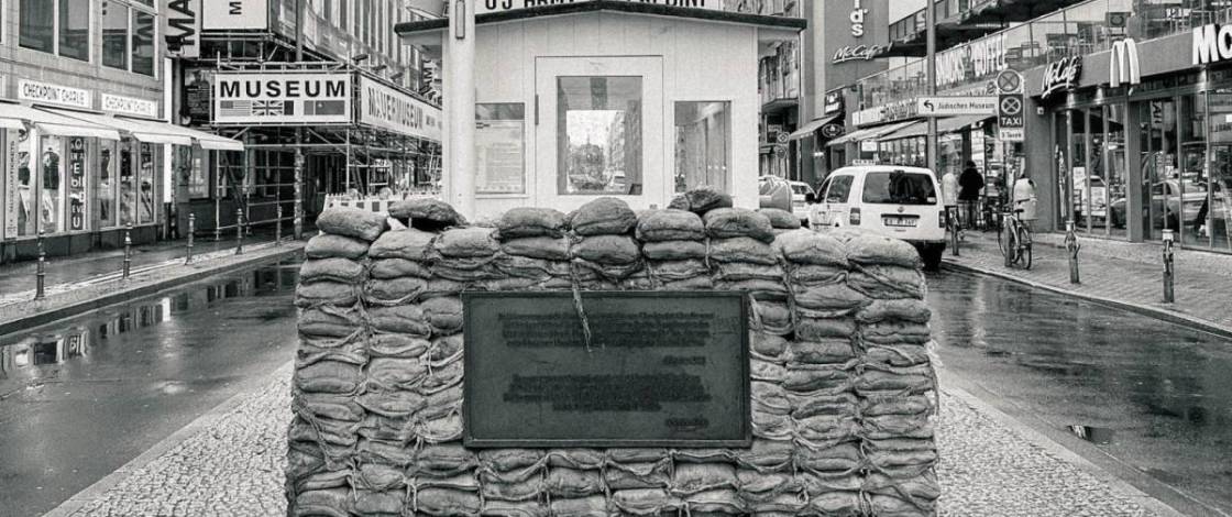 En 1963, un homme s’est enfui de la RDA au volant d’une voiture de sport trafiquée, en passant sous la barrière frontalière berlinoise haute de 95 cm – aujourd’hui, des millions de touristes passent par là