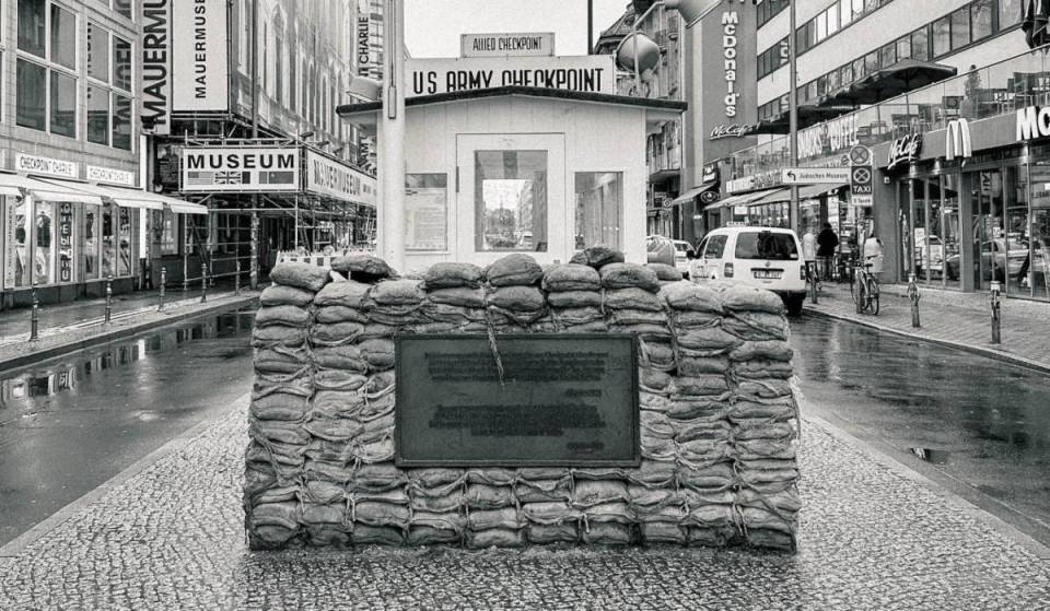 1963 floh ein Mann mit einem umgebauten Sportwagen unter der 95 cm hohen Berliner Grenzschranke aus der DDR – heute spazieren Millionen Touristen hier vorbei