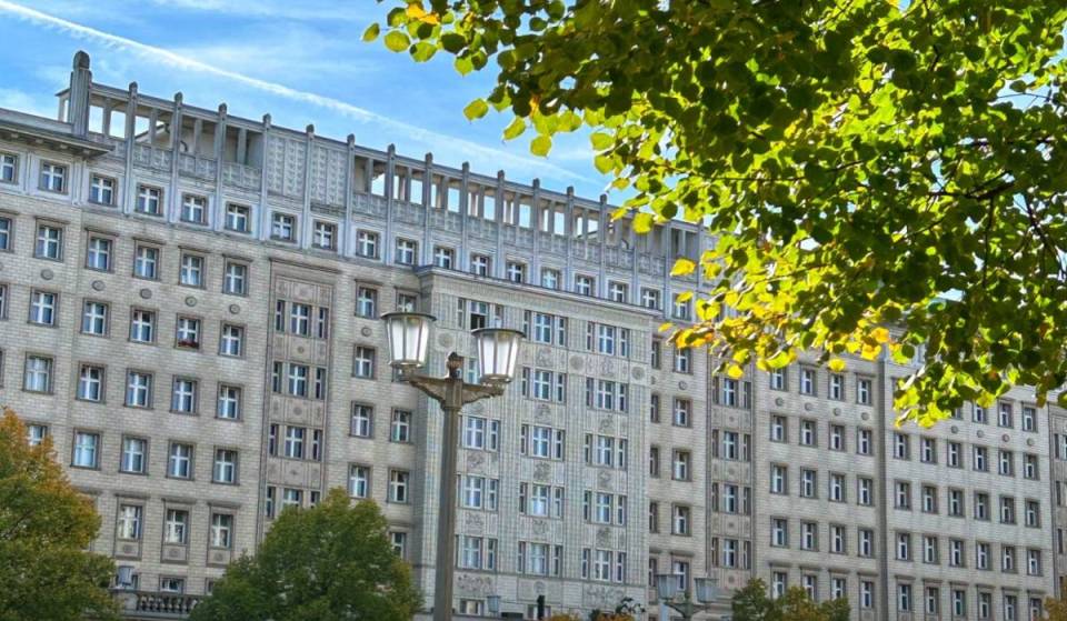 1945 war eine der bekanntesten Straßen Berlins noch Schauplatz der Schlacht um Berlin – nur wenige Jahre später verwandelte die DDR sie in einen stalinistischen Prachtboulevard