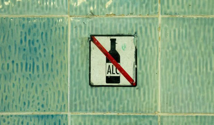 Depuis deux jours, une interdiction nationale de consommer de l’alcool est en vigueur dans 5 700 gares de la Deutsche Bahn – en cas d’infractions répétées, tu risques l’interdiction d’accès