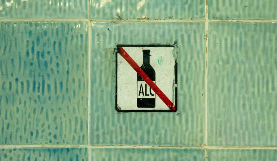 An 5.700 Bahnhöfen der Deutschen Bahn gilt seit 2 Tagen ein bundesweites Alkoholkonsumverbot – bei wiederholten Verstößen droht Hausverbot