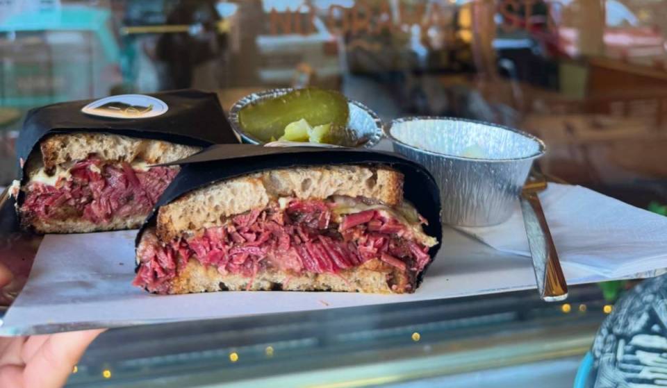Dieses New Yorker Deli in Berlin serviert Sandwiches mit 450 Gramm Pastrami – 4 Wochen gereift, 16 Stunden über Holz geräuchert und täglich frisch gedämpft