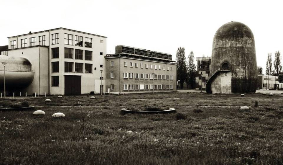 20 Meter Beton, Rammstein und 90 Jahre Geschichte: Was hat es mit diesem UFO-ähnlichen Gebäude aus den 30er-Jahren in Adlershof auf sich?