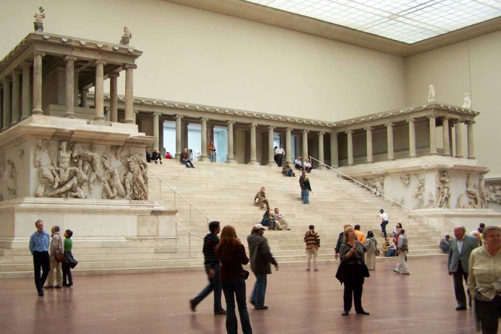 Der Pergamonaltar im Pergamonmuseum in Berlin erstrahlt im neuen Glanz