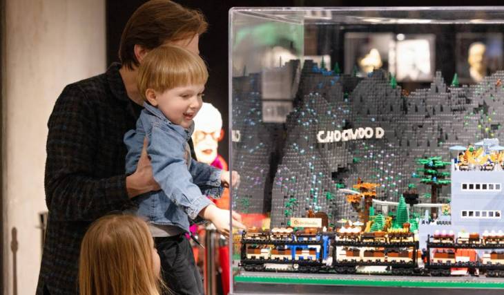 À environ 2 heures de Berlin, plus de 2 millions de briques LEGO® créent un univers haut en couleur composé de 150 œuvres d’art fascinantes