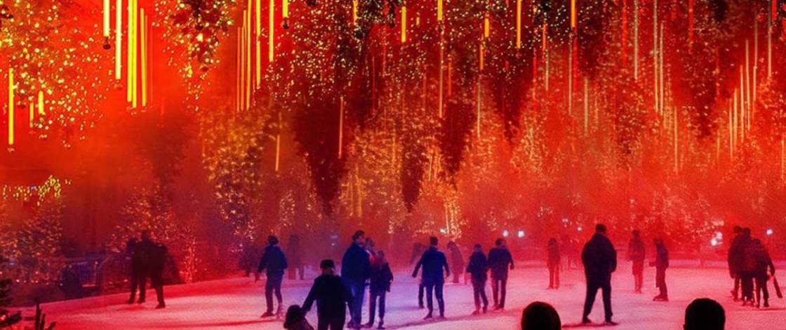 Dans 15 jours, la patinoire la plus scintillante de Berlin rouvre ses portes avec 600 sapins flottants – cette année, elle est encore plus grande et compte 300 000 lumières, même dans la glace