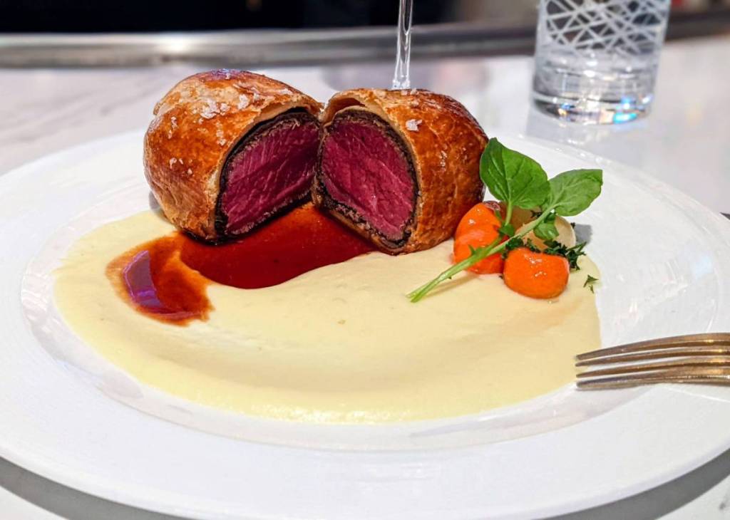 An Silvester serviert das Menü von Tim Raue Rinderfilet in Blätterteig