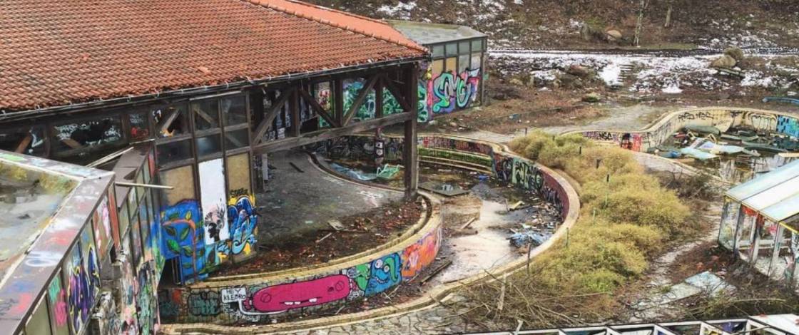 1980 war es das beliebteste Erlebnisbad Berlins mit 120 m langer Wasserrutsche, Wellenbad und tropischen Pflanzen – 2026 stehen hier 860 Wohnungen im neuen Luxus-Wohnquartier