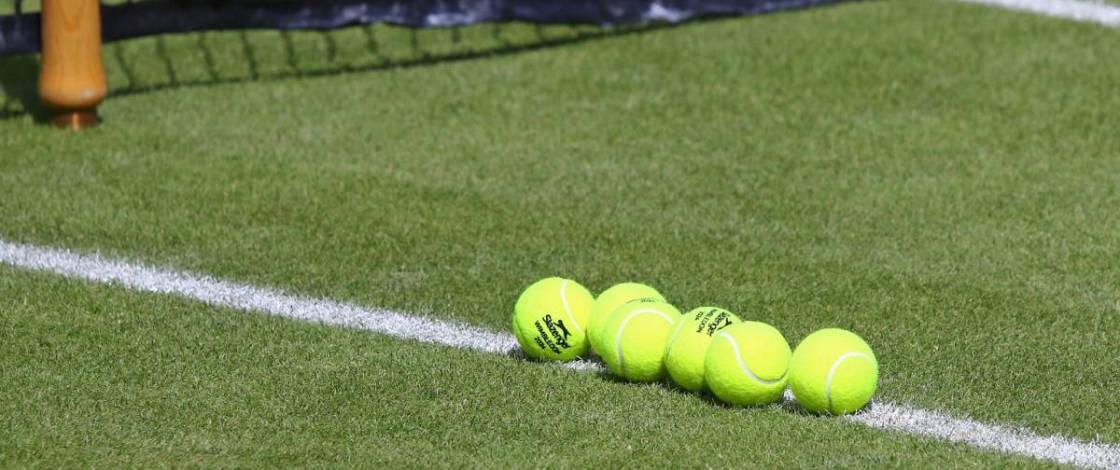 In den 1920ern gab Vladimir Nabokov hinter dem Ku’damm Tennisstunden, wo auch Erich Kästner spielte; seit 2007 liegen die Plätze brach – heute wächst dort ein Wald, der dem Bau von 70 Wohnungen im Weg steht