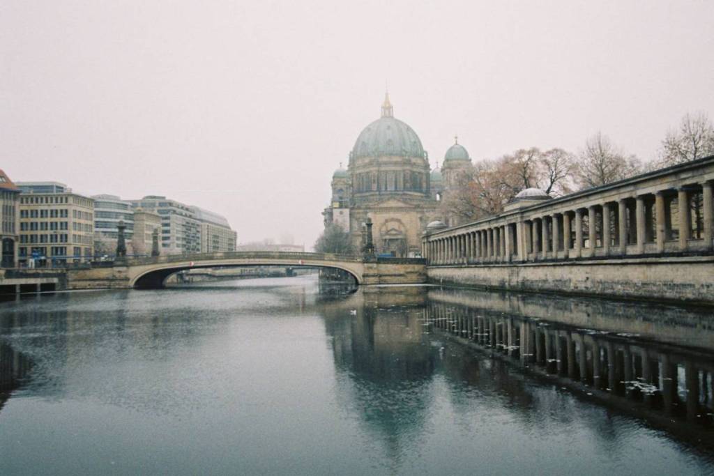Am Berliner Dom herrscht Winter.