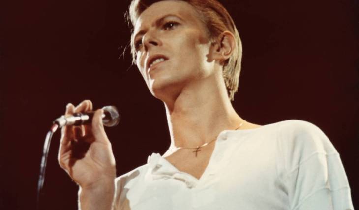 1978 ließ David Bowie 2 legendäre Konzerte filmen, doch die Aufnahmen verschwanden – 2027 werden sie bei einer Weltpremiere von Brett Morgen in Berlin als immersives Erlebnis zu sehen sein