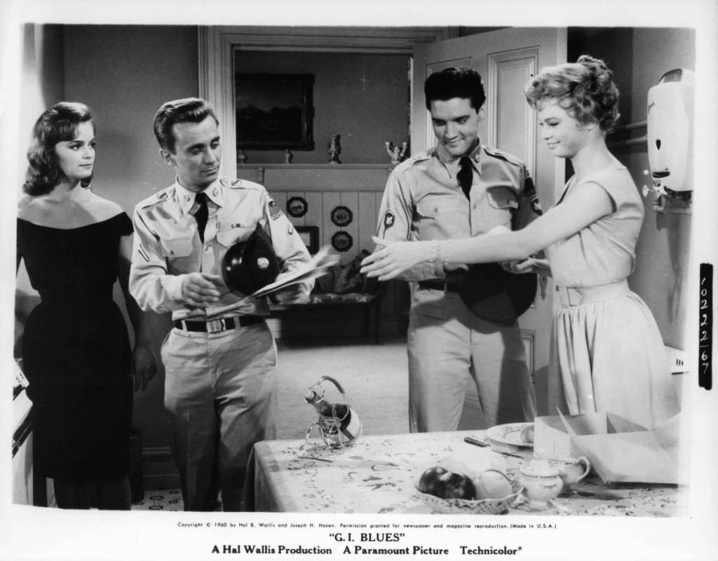 Leticia Roman und Juliet Prowse fungieren als Begleiterinnen von Robert Ivers und Elvis Presley in einer Szene aus dem Film „G.I. Blues“ (1960).