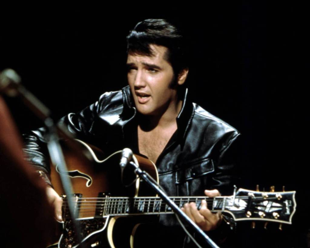 Der Rock-’n’-Roll-Musiker Elvis Presley bei einem Auftritt im Rahmen des TV-Comeback-Specials am 27. Juni 1968.