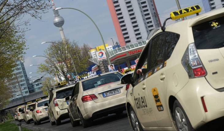 Ab 1. Januar 2027 dürfen Berliner Taxis am BER nicht mehr auf Fahrgäste warten: Fahrten auf Vorbestellung bleiben erlaubt, so teilt es die Senatsverwaltung mit