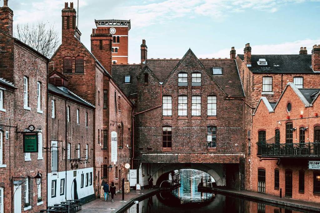 Beautifull canal with some old homes in Birmingham in September. In the summer this place is normally stacked with people having a drink in the afternoon.