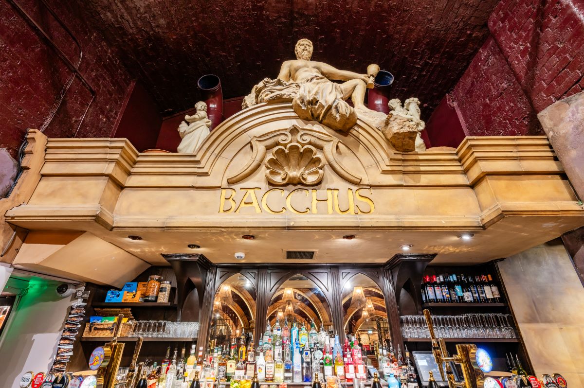 A Roman statue over the Bacchus Bar