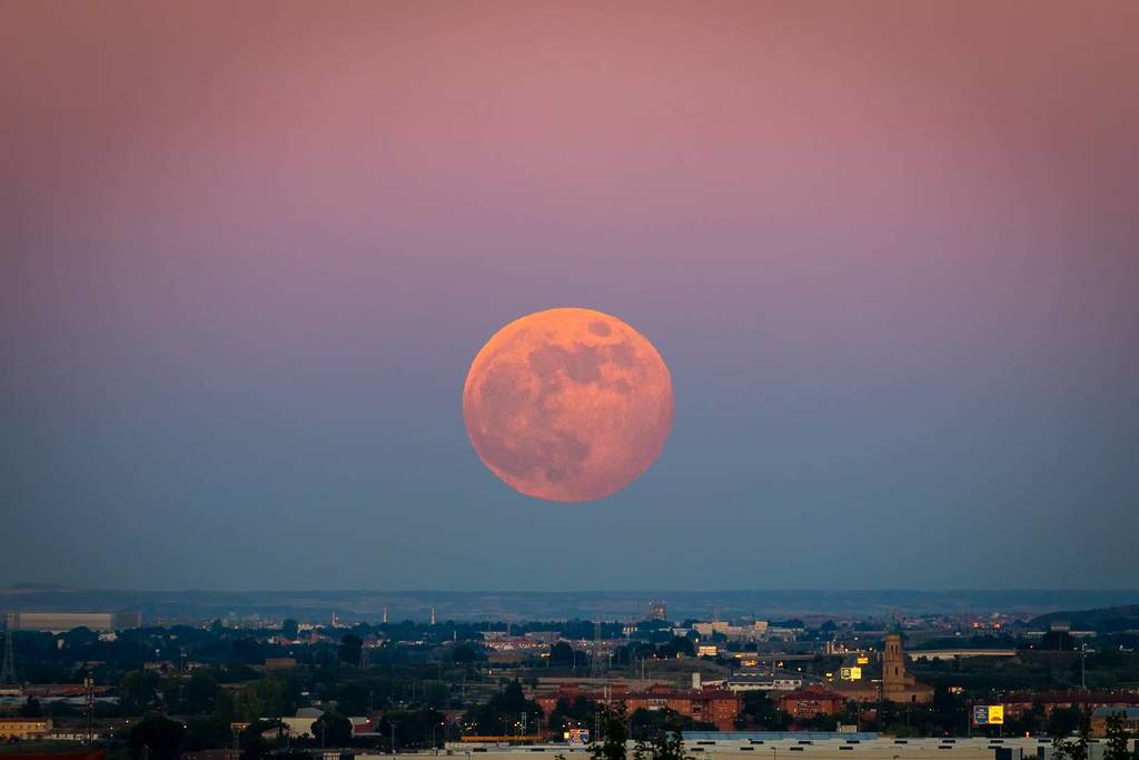 An Incredibly Rare ‘Strawberry Moon’ Will Light Up The Sky Tonight – And It’ll Be The Lowest Full Moon We’ve Seen Since 2006