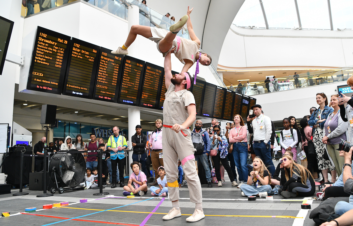 Performers in New STteet Station