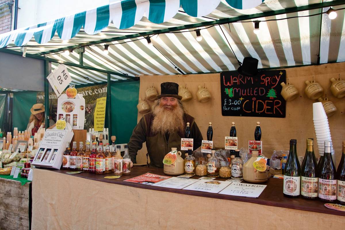 Worcester Victorian Christmas Market. Worcester City, Worcestershire, United Kingdom, 29/11/2019, , The stall holders pose for a victorian photo around the annual Christmas Market.