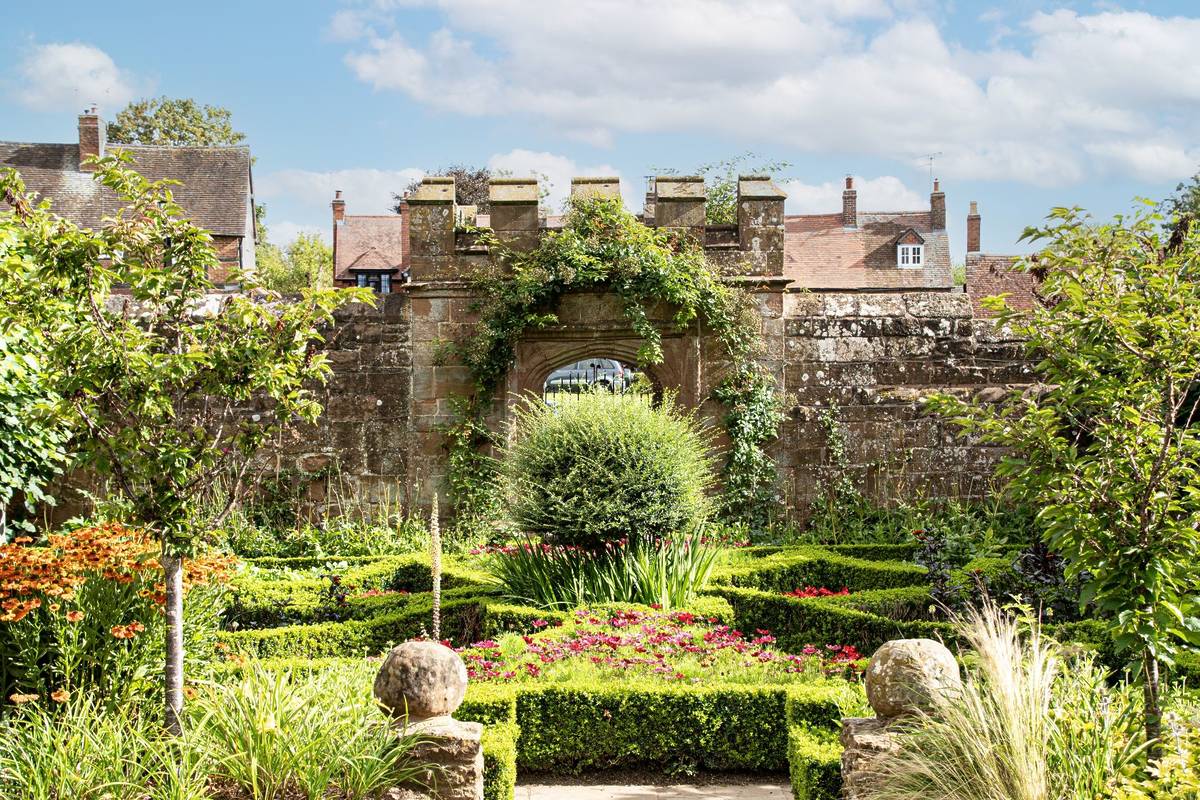 Kenilworth castle Elizabethan gardens fully restored