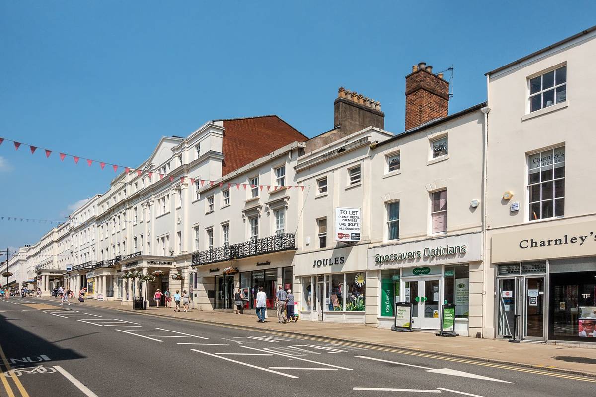 Royal Leamington Spa,Warwickshire,England on 27July 2021: Leamington Spa is a popular tourist destinatioin known for its Regency architecture and broad boulevards.