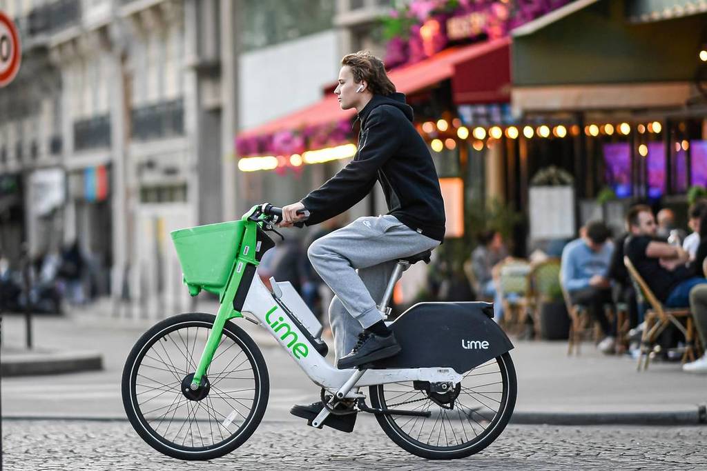 Self-service electric bicycles with the development of sustainable transport in megacities (here a bicycle or bike of the company 