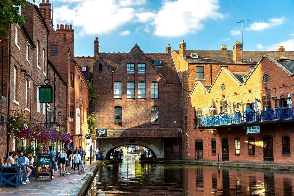 BIRMINGHAM, THE UNITED KINGDOM - SEPTEMBER 3, 2023: Birmingham water canals in a sunny day in Birmingham, England, United Kingdom