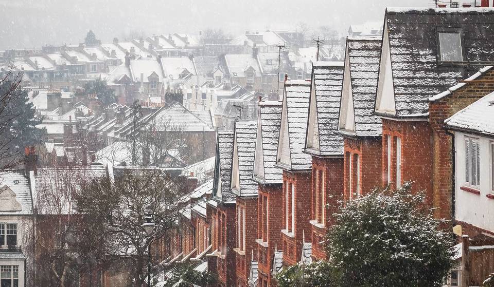 A blast of Arctic air could bring heavy snowfall and plunging temperatures to the UK in early April – snow maps warn of 480-mile blizzard during Easter weekend