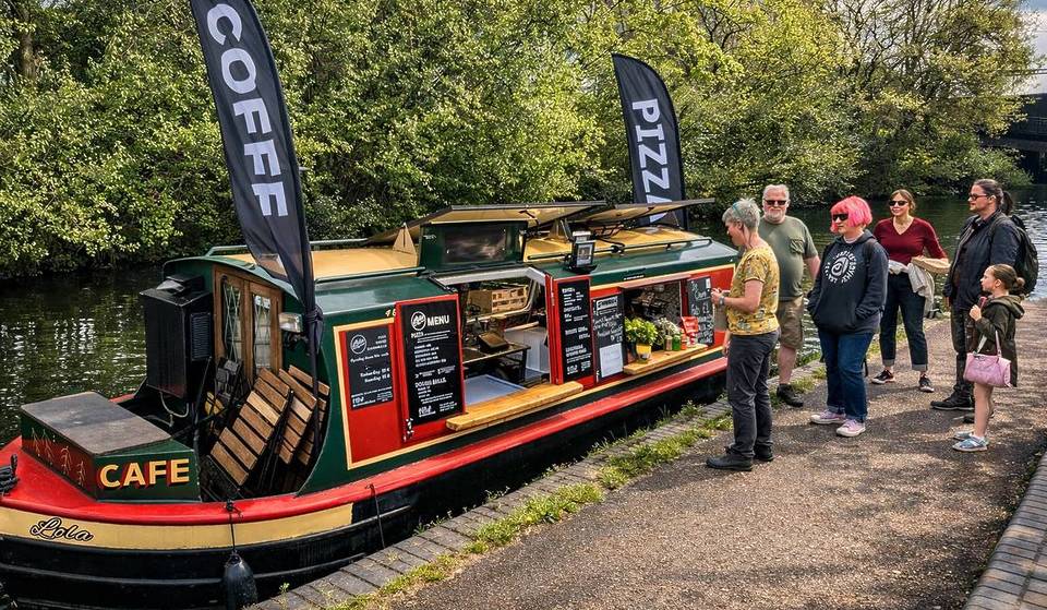 This 28-foot canalboat in Birmingham serves wood-fired pizzas you can’t even find in Venice – and here’s where you can find it