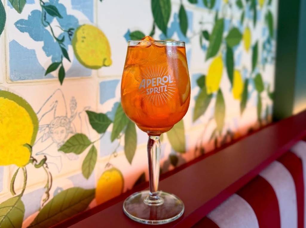 Aperol Vieni spritz happy hour