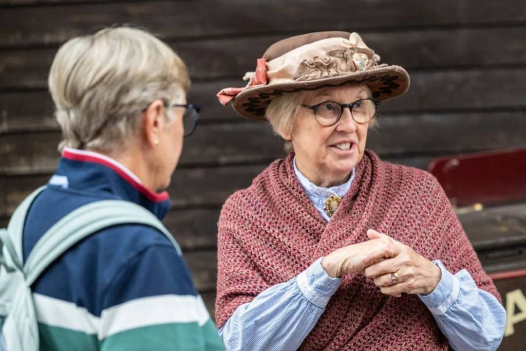 visitors-and-costumed-interpreter-ironbridge-nt1iqlo