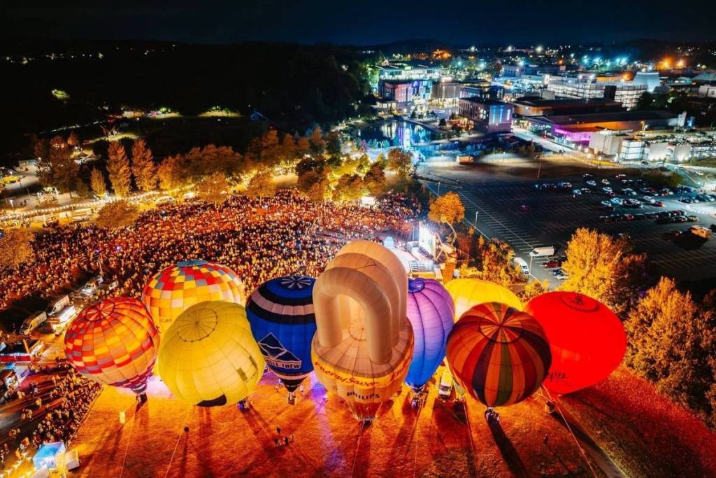 Hot Air Balloons in Telford performing a Night Glow