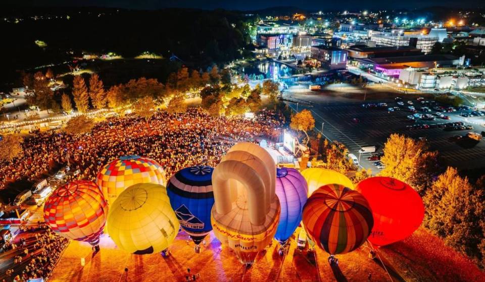 You can watch hundreds of hot air balloons fill the sky at this free fiesta – kicking off with a spectacular illuminated night glow near Birmingham