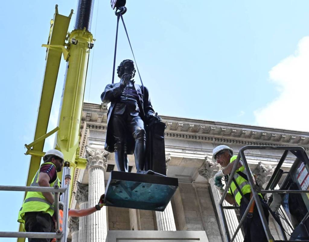 Joseph Priestley lifted into place at Paradise
