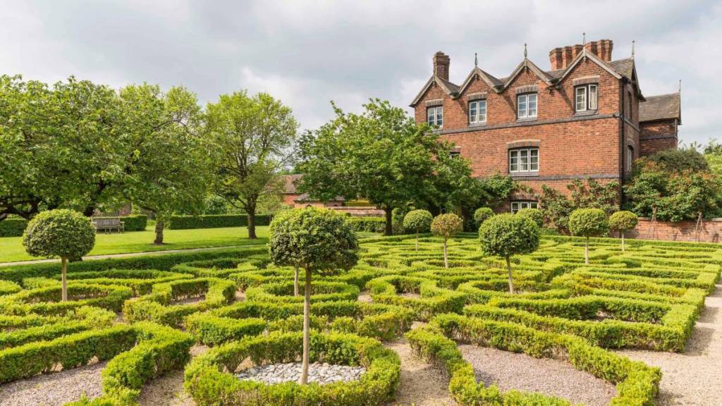 farmhouse-knot-garden-moseley-old-hall-staffordshire-1297082