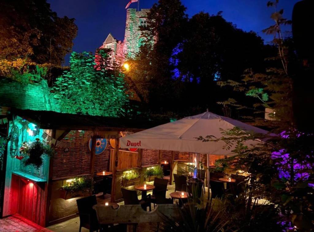 Tamworth Tap exterior garden with view of castle