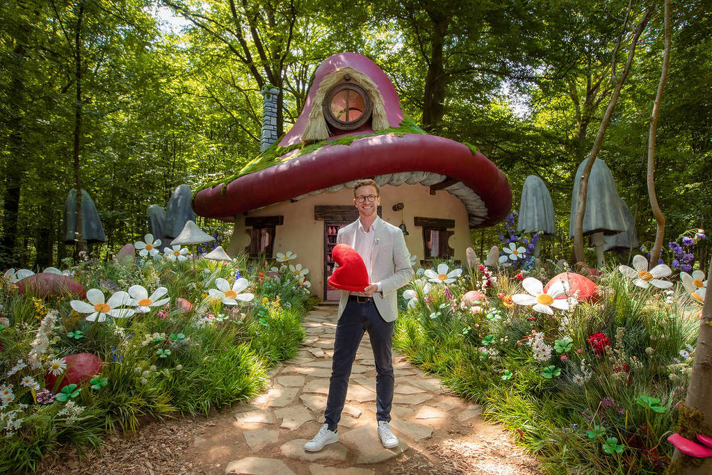 smurfs experience nicolas airbnb mushroom house