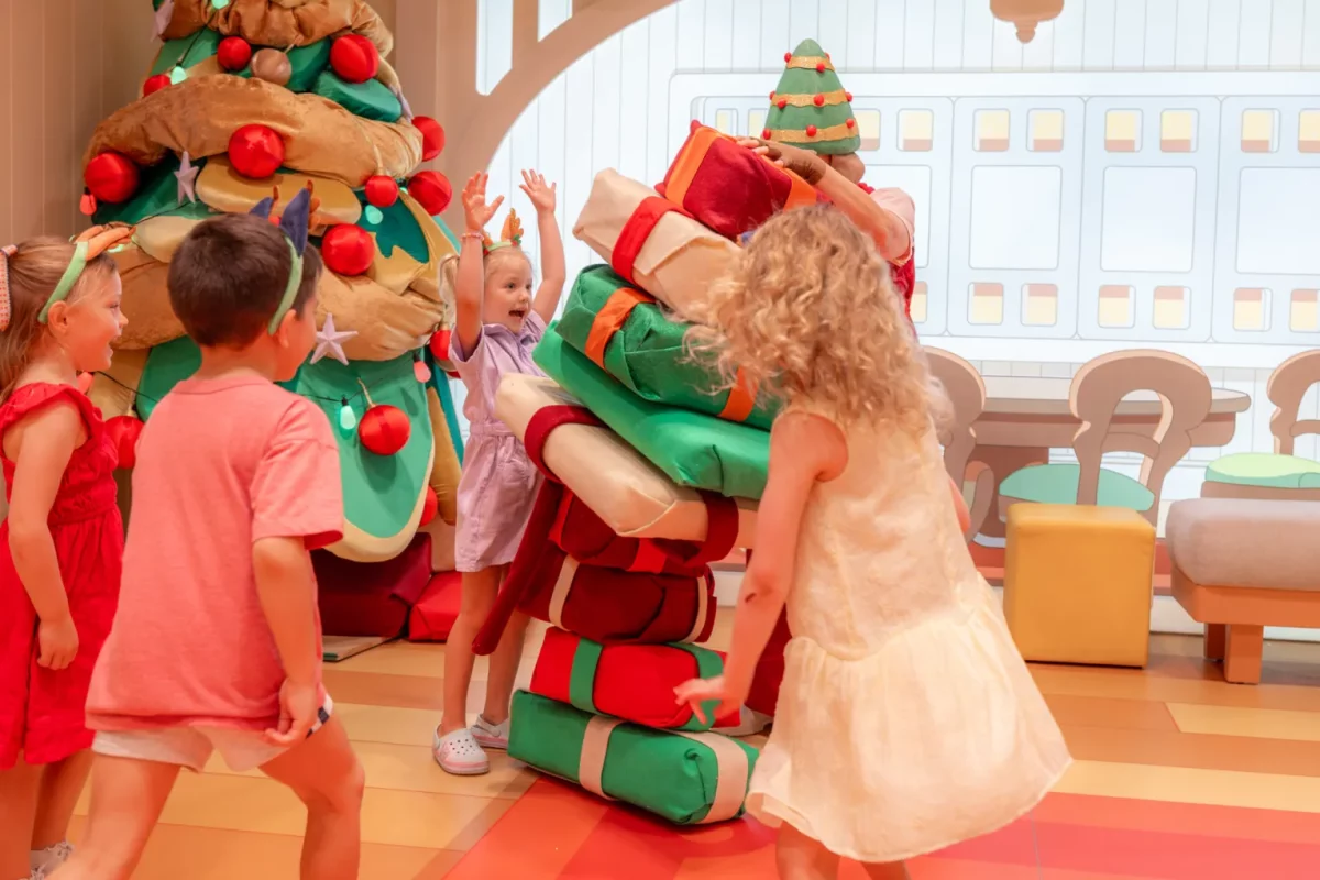 blueys world christmas tree presents