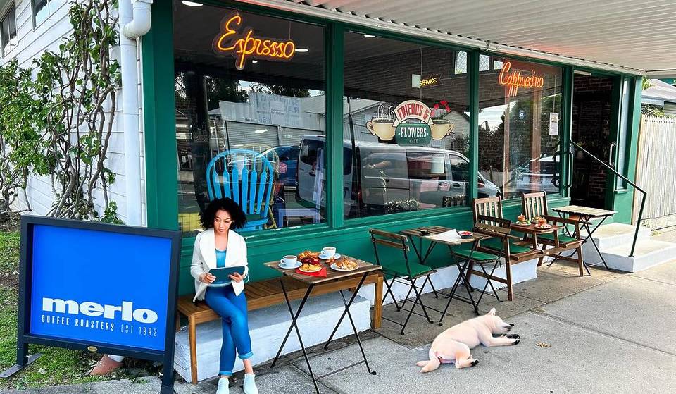 This Cosy Café Is A Hidden Gem For Friends Fans — It’s Got Coffee, Snacks, And Even Monica’s Door