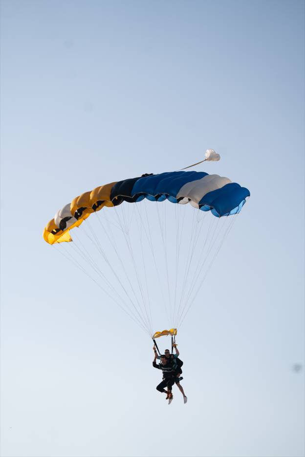 parachute pacific airshow australia gold coast