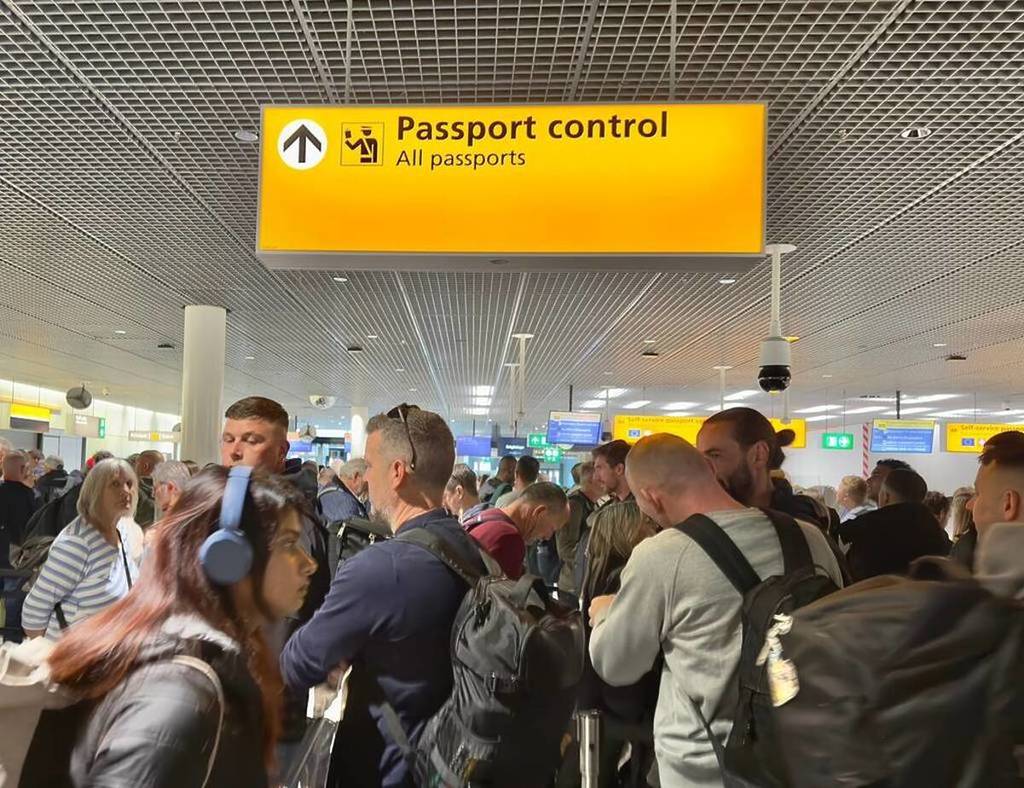 passport control crowd airport eu
